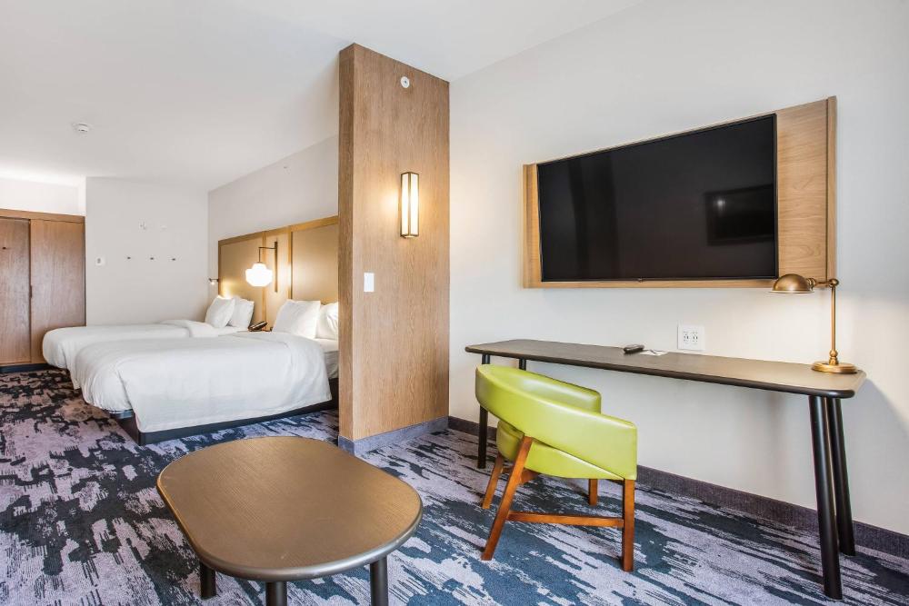 Queen Suite with Two Queen Beds, Bathtub and Sofa Bed - Mobility Access interior